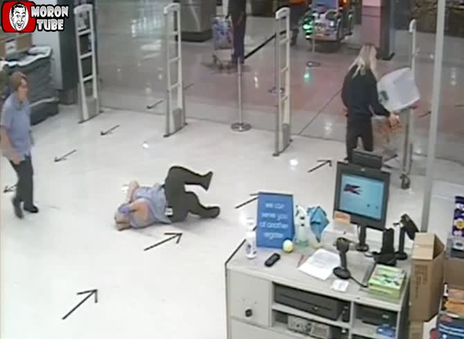 Video :To get away, a robber beats an employee